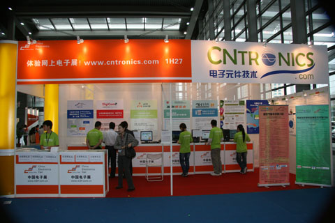 電子元件技術網的員工在緊張地布置展臺