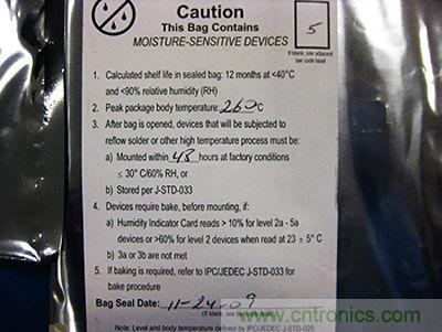 元器件的MSL標簽,上面寫有敏感度等級5以及密封日期和烘烤指南