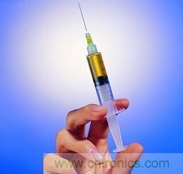 【導讀】不用針頭也能注射，孩子再也不用害怕打針了。日本開發的一種新型注射器不用針頭而靠氣泡壓力注射，只需將注射器緊貼皮膚，沒有疼痛感就可以將藥物高精度地輸送到目標位置。 　　 目前市場上也存在無針注射器，它們通常是依靠彈簧的力量產生高壓來發射液體，穿透皮膚后將藥物送到肌肉，但卻有可能損害神經，而且多少還是有一些疼痛感。 　　 芝浦工業大學副教授山西陽子率領的研究小組新開發的這種無針注射器全長約10厘米，它利用在液體中施加電壓來高速發射氣泡，利用氣泡破裂的力量在細胞上開出微細的孔，然后通過這個孔將含有藥物的微小氣泡注入細胞內部。氣泡的氣體收縮后，只有藥物到達患部。 1 由于方向性很明確，所以新型注射器能針對局部進行高精度治療，而且由于開出的孔只有4微米左右，所以對細胞的損害很小。 　　 這種無針注射器除能注射藥物外，還可以向包括植物細胞在內的細胞內植入基因和開展治療，有著廣泛用途。研究小組準備進一步改良注射器結構，對能夠注射的藥量、穿孔深度等進行更詳細的評估，并與企業合作，爭取早日使新型注射器達到實用化程度。