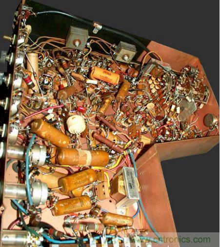 1948年Motorola的VT-71「Golden View」7吋電視機就是采用點對點接線。（圖片來源：Wikimedia/Westernelectric555）