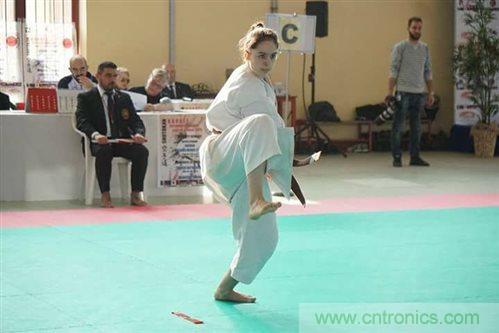 工程師將智能高科技編入時尚服裝，以幫助抑制青少年肥胖癥