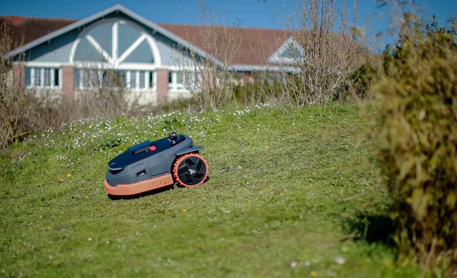 意法半導(dǎo)體推出車規(guī)衛(wèi)星導(dǎo)航芯片跨界賦能賽格威智能割草機(jī)